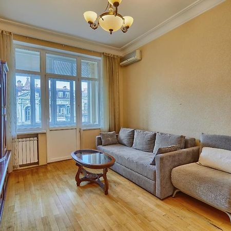 Apartment Near Lva Tolstoho Square Kiev Bagian luar foto