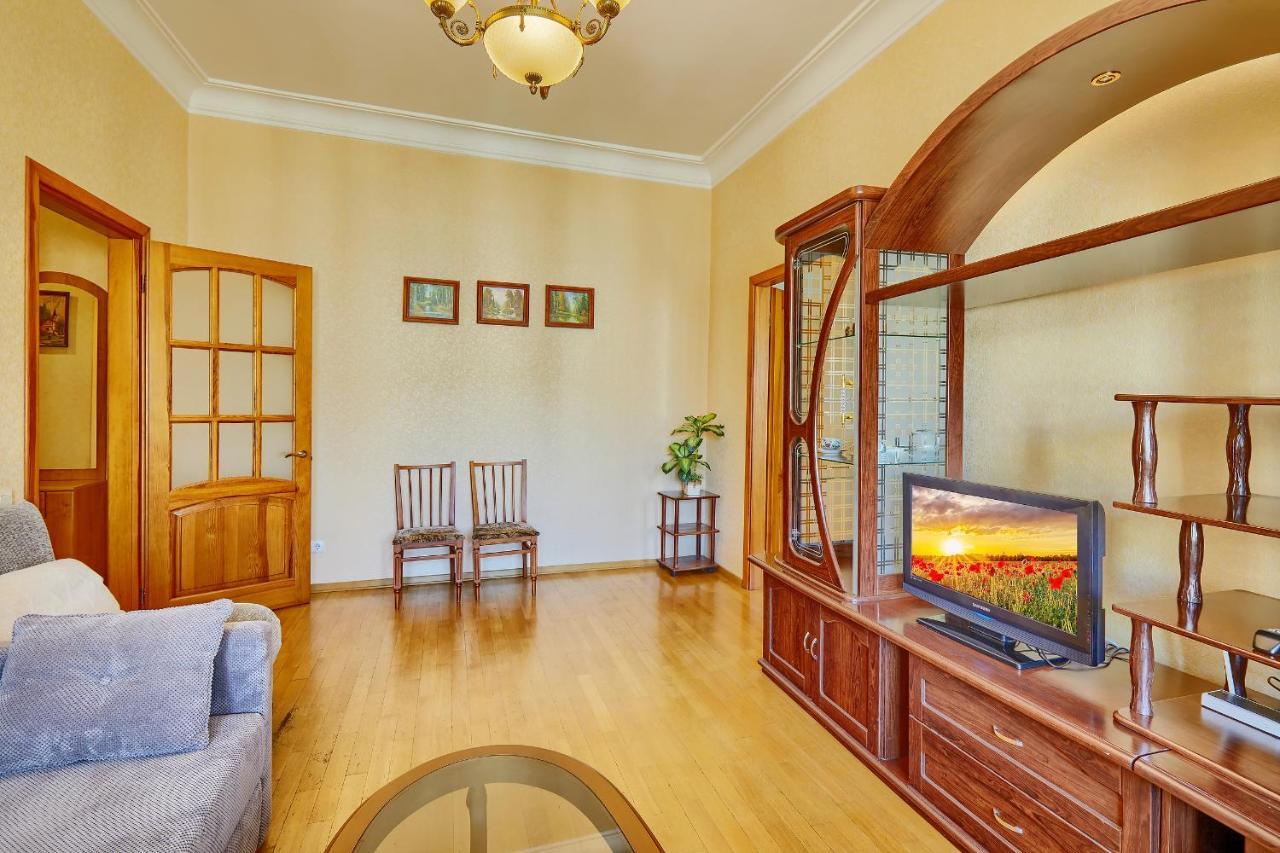 Apartment Near Lva Tolstoho Square Kiev Bagian luar foto