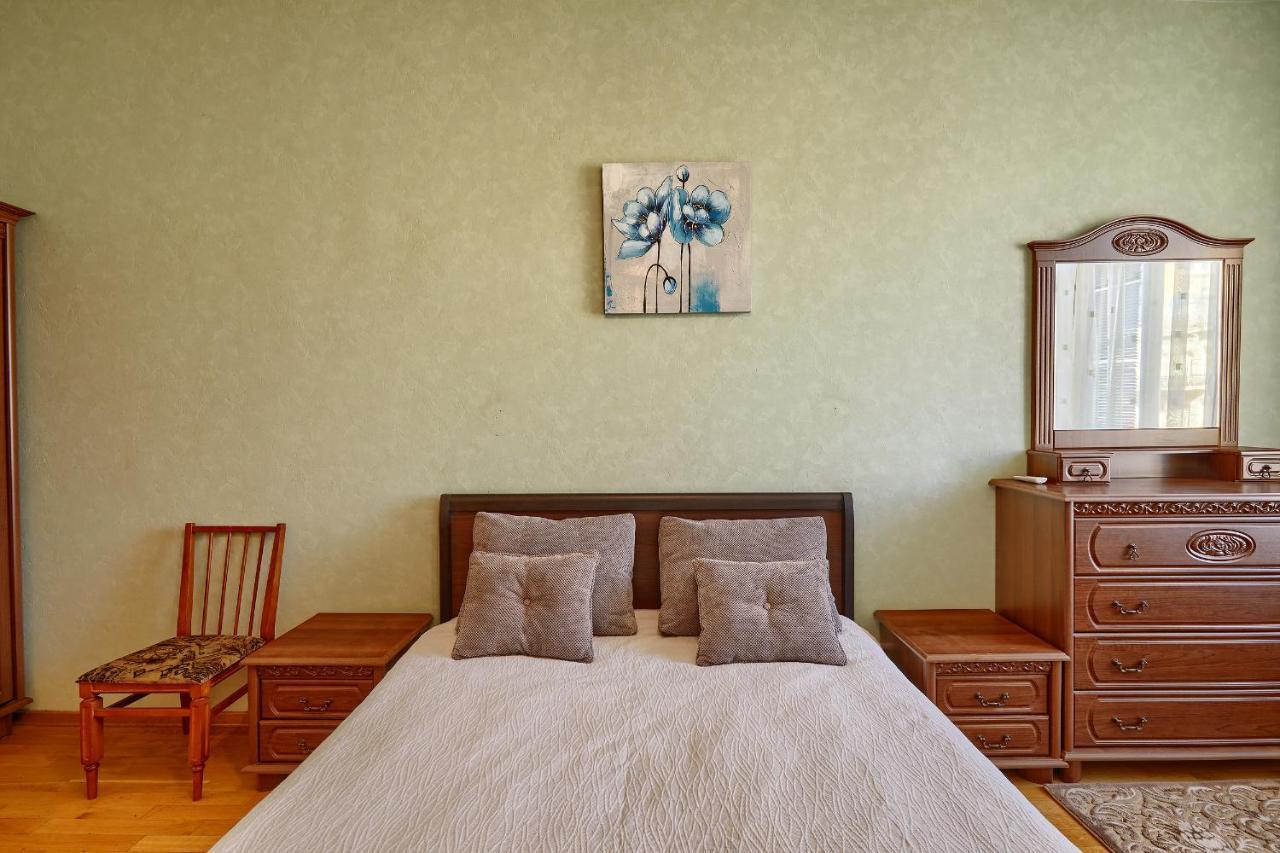Apartment Near Lva Tolstoho Square Kiev Bagian luar foto