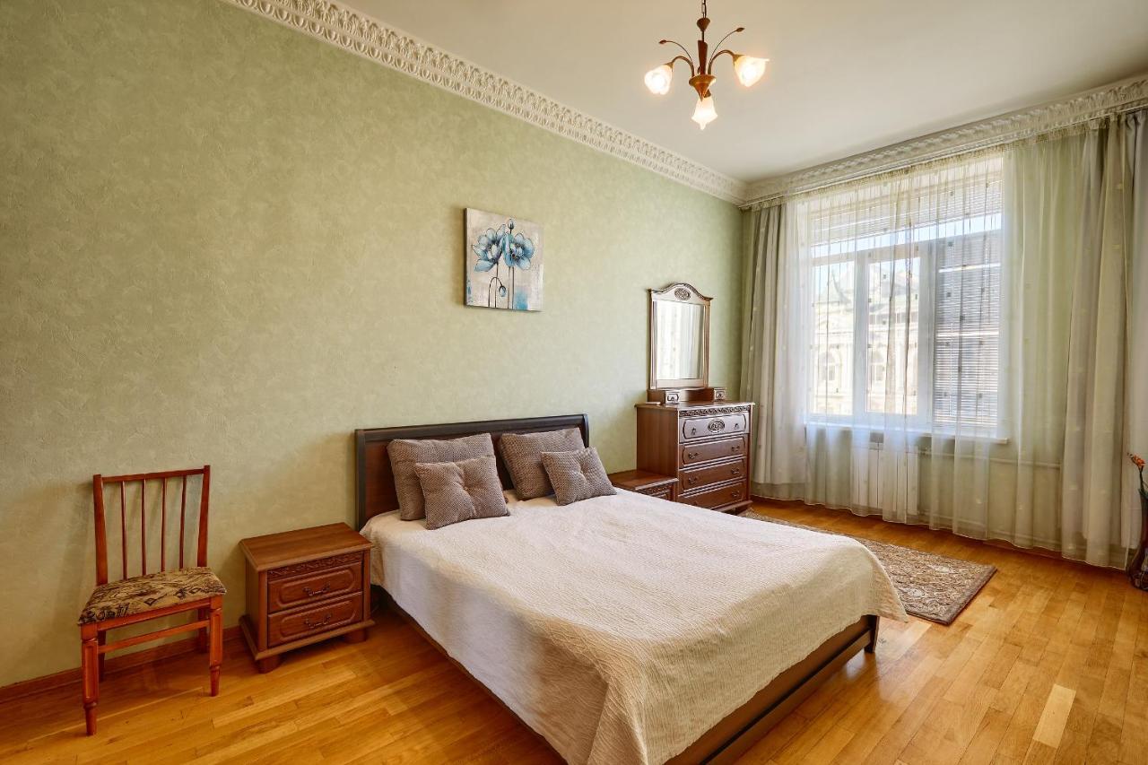 Apartment Near Lva Tolstoho Square Kiev Bagian luar foto