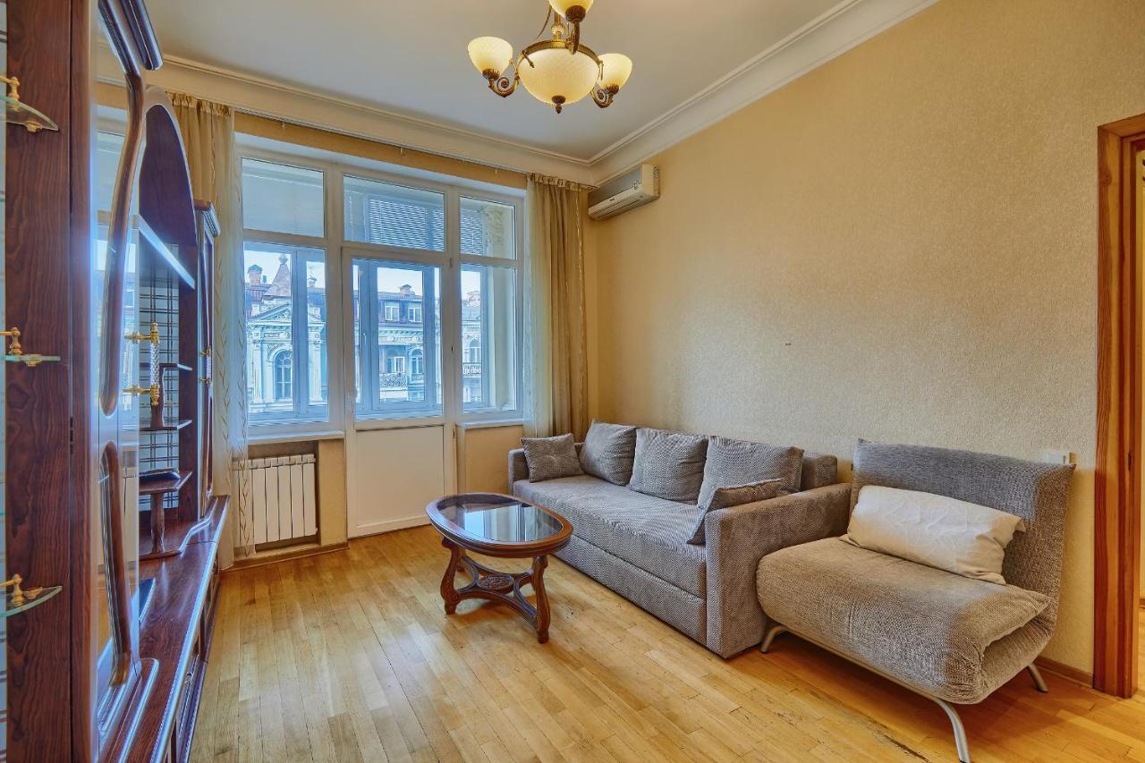Apartment Near Lva Tolstoho Square Kiev Bagian luar foto