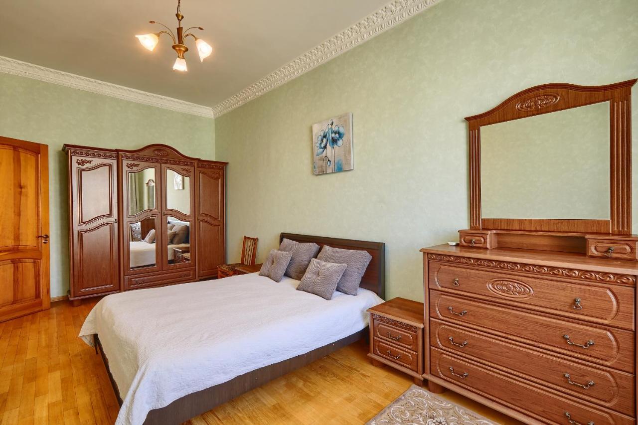 Apartment Near Lva Tolstoho Square Kiev Bagian luar foto